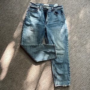 Abercrombie & Fitch “The Mom” High Rise Jean. Size 30. Acid wash. Like-new.
